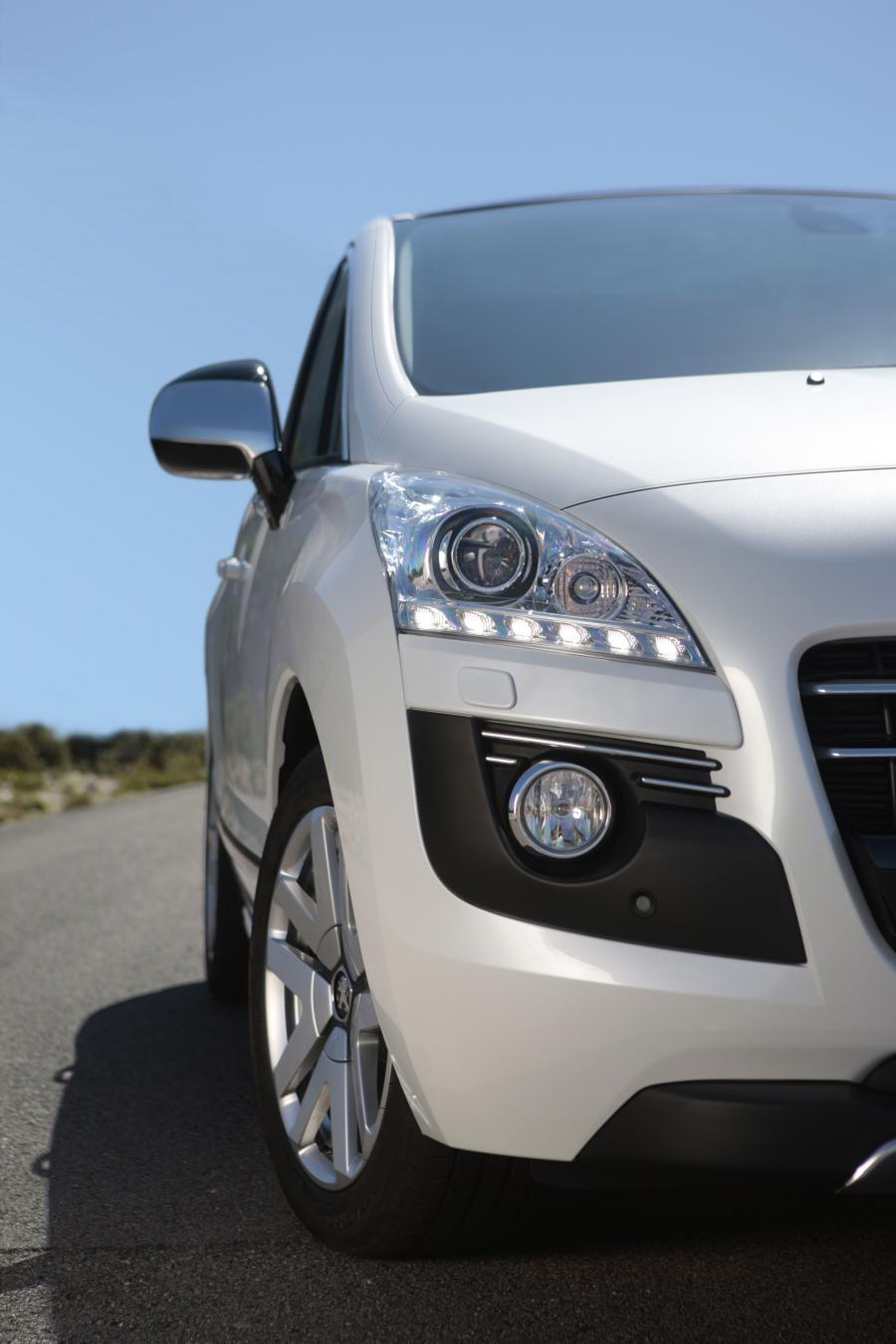  Peugeot 3008 HYbrid4 2010 года  (фото 18 из 35)